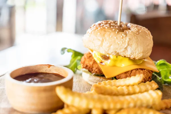 Peynirli hamburger ile kızarmış tavuk