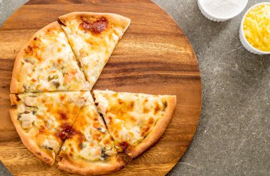 Kremalı mantarlı pizza