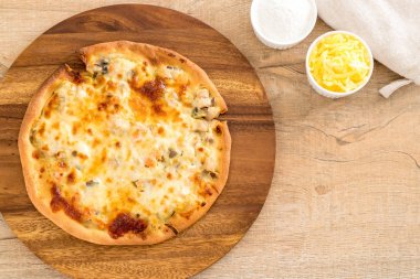 Kremalı mantarlı pizza