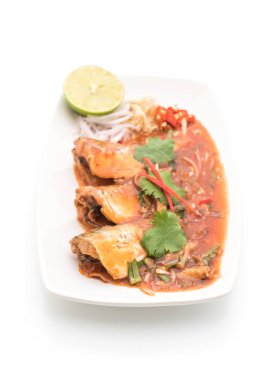 domates soslu baharatlı uskumru salatası