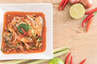 Baharatlı uskumru salatası