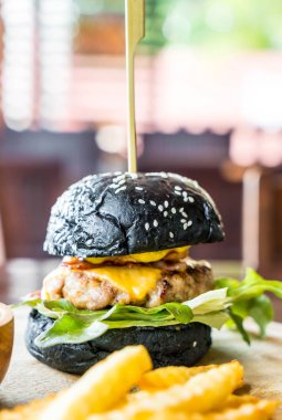 domuz eti ve peynirli burger kömür