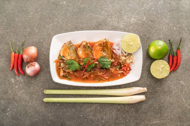 Baharatlı uskumru salatası