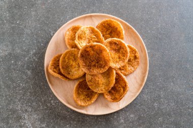 kurutulmuş rendelenmiş domuz etinin pirinç kraker