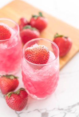 taze çilek smoothie 