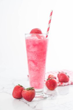 taze çilek smoothie 