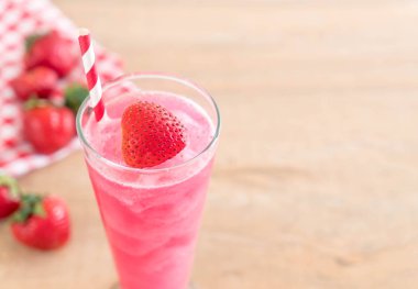 taze çilek smoothie 