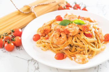 Spagetti karides, domates, fesleğen ve peynir ile 