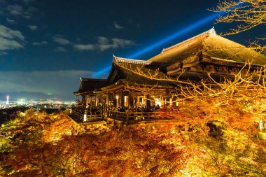 Sonbahar gece ışık saçtığını Kiyomizu-dera Tapınağı ve büyük vera