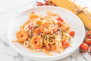 Spagetti karides, domates, fesleğen ve peynir ile 