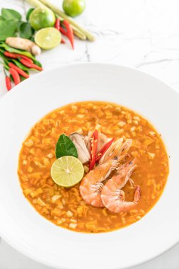 Karides çorbası baharatlı erişte