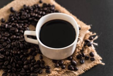 Kahve fincanı ve fasulye