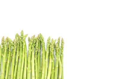 Taze kuşkonmaz beyaza izole edilmiş 