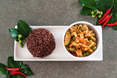 Domuz eti ve berry pirinç Panaeng köri