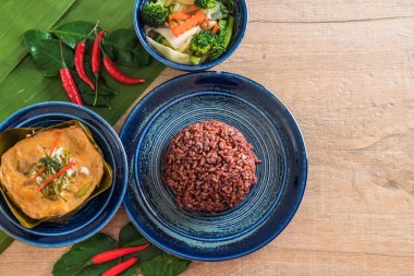 Haşlanmış balık köri ile yapıştırın ve pirinç berry