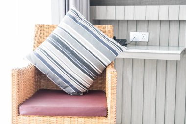 Kanepe oturma Interio dekorasyonda güzel lüks yastık