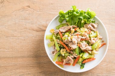 Tavada kızartılmış Shanghai Noodle domuz eti ile