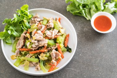 Tavada kızartılmış Shanghai Noodle domuz eti ile