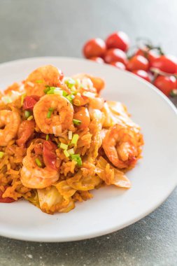 Kore baharatlı sos ve karides kızarmış pilav
