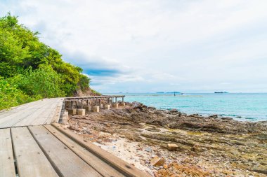 Güzel tropikal beach Koh Larne Patta içinde adlı ile tahta köprü