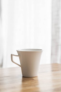 Masanın üzerinde bir kahve fincanı.