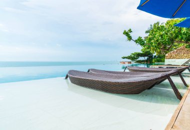 Güzel lüks şemsiye ve sandalye etrafında Açık Yüzme Havuzu