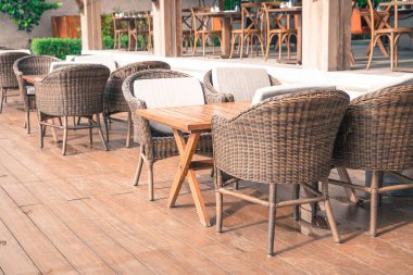 Boş sandalye ve masa açık veranda