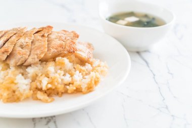 Teriyaki domuz miso çorbası ile tepesinde pirinç