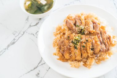Teriyaki tavuk miso çorbası ile tepesinde pirinç