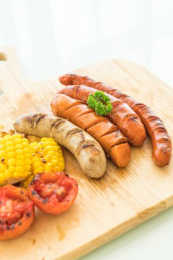 ızgara sosis mix sebze ve patates kızartması ile