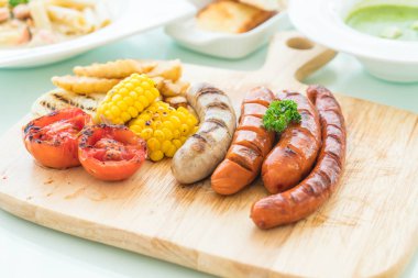 ızgara sosis mix sebze ve patates kızartması ile