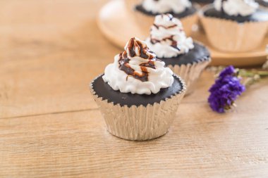 krem şanti ile çikolatalı kek