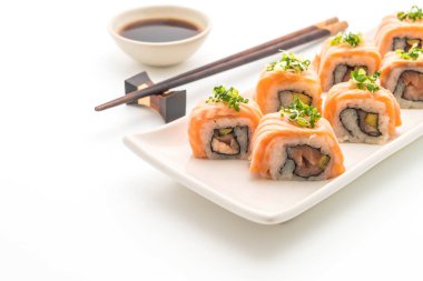 ızgara somon suşi roll - Japon gıda tarzı