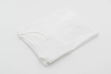 gömlek. beyaz üzerine katlanmış t-shirt 