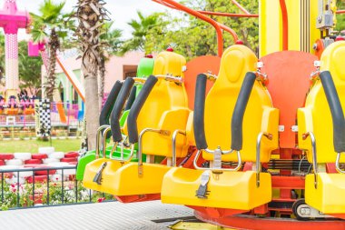 Renkli lunapark treni koltuk eğlence parkı 
