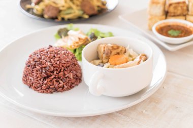 Berry pirinç ve tofu ile dolması lahana çorbası