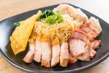 Yumurta noodle kırmızı kızarmış domuz, gevrek domuz eti, köfte ve çorba ile 