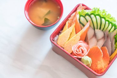 Pirinç bento kutusunda Ham taze sashimi