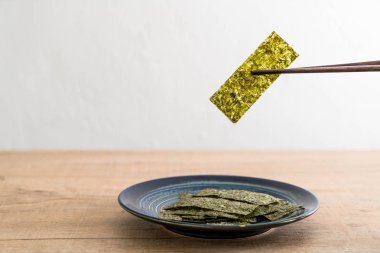 plaka üzerinde kurutulmuş yosun