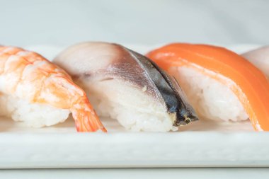 Ham ve taze nigiri suşi beyaz plaka 