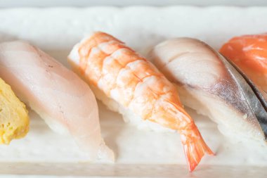 Ham ve taze nigiri suşi beyaz plaka 