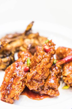 Baharatlı soslu kızarmış tavuk