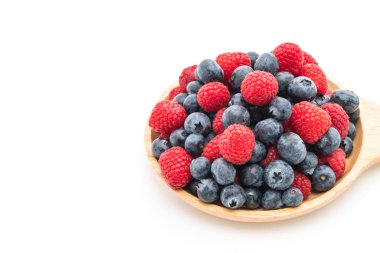 taze yaban mersini ve rasberry beyaz