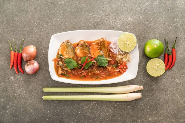 Baharatlı uskumru salatası