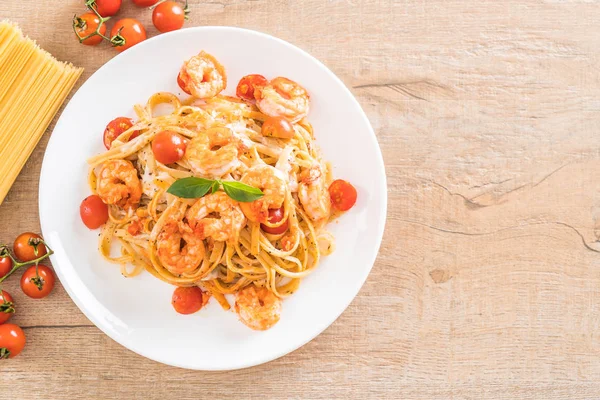 Spagetti karides, domates, fesleğen ve peynir ile 