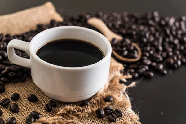 Kahve fincanı ve fasulye