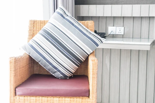 Kanepe oturma Interio dekorasyonda güzel lüks yastık