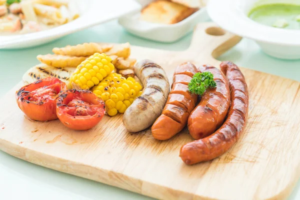 ızgara sosis mix sebze ve patates kızartması ile