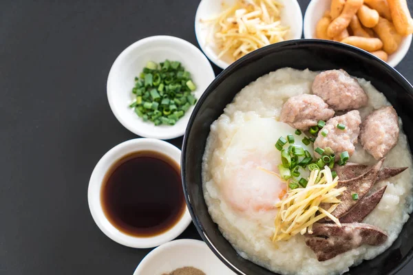 domuz eti ve yumurta ile pirinç lapası