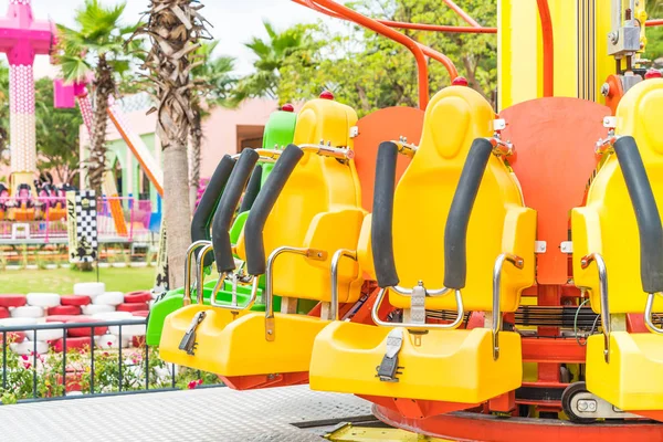 Renkli lunapark treni koltuk eğlence parkı 